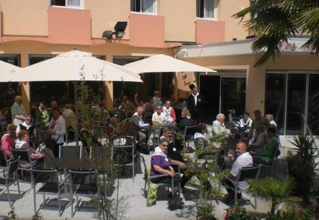 Hotel Des Rosiers Lourdes Bagian luar foto